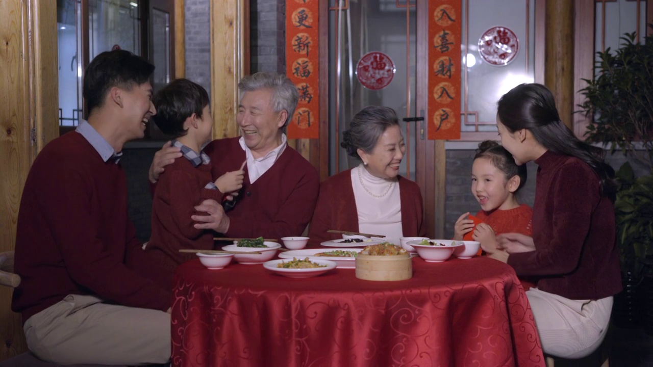 一家人开心的吃年夜饭视频素材