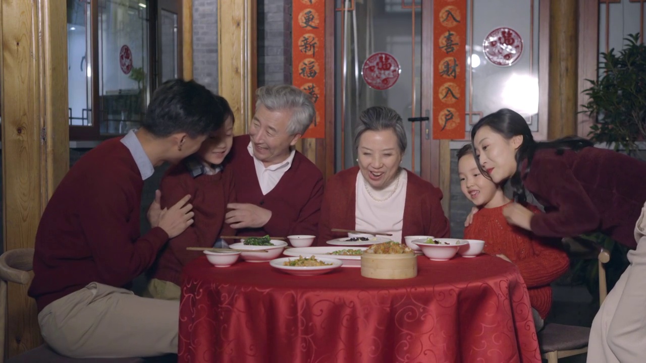 一家人开心的吃年夜饭视频素材