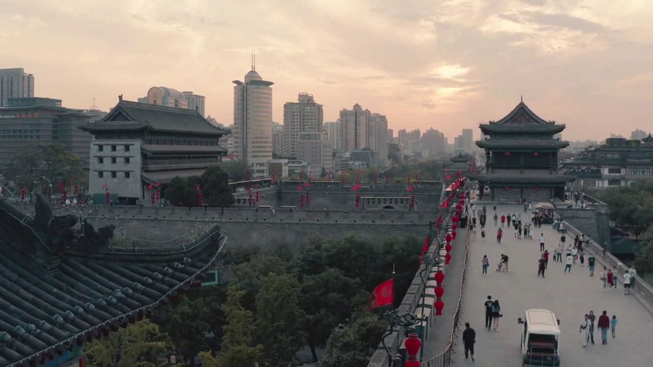 航拍暮色中的西安古城墙南门夜景风光视频素材