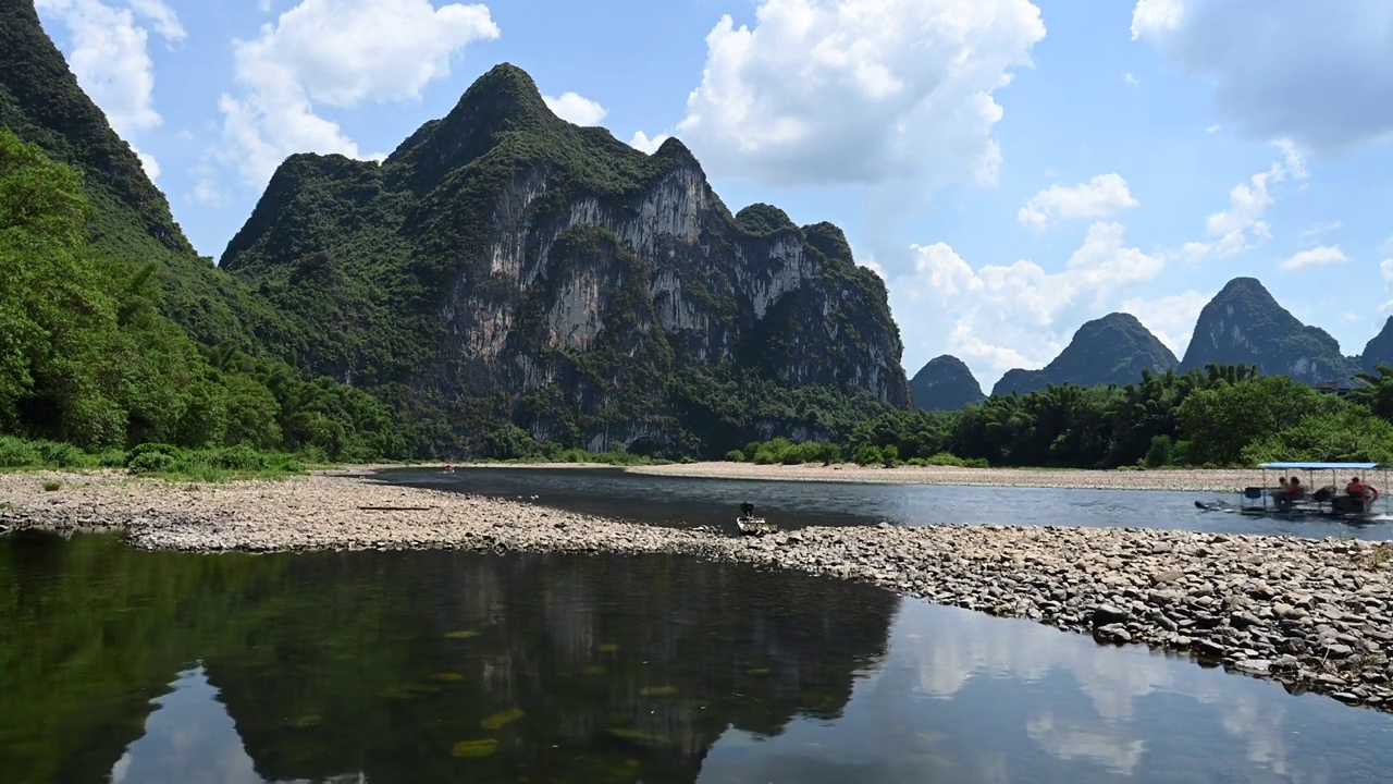 蓝天白云下桂林阳朔九马画山漓江景区视频素材