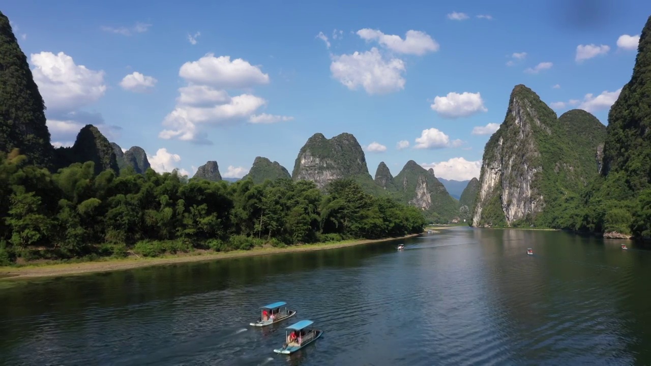 蓝天白云下桂林阳朔黄布倒影漓江风光视频素材