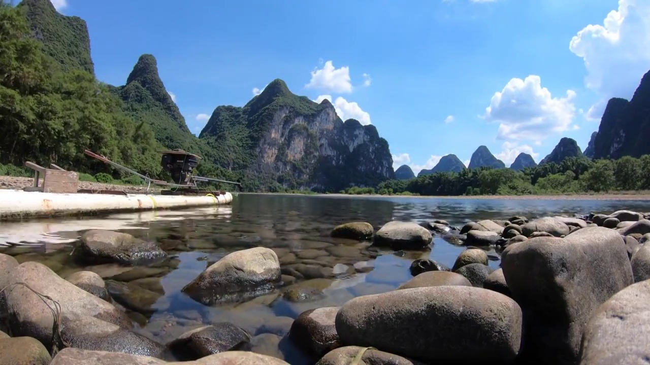 蓝天白云下桂林阳朔九马画山景区漓江风光视频素材