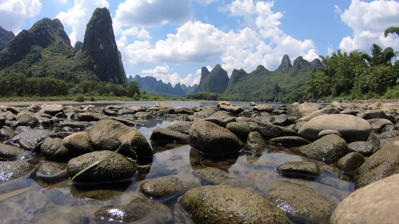 蓝天白云下桂林阳朔九马画山景区漓江风光视频素材