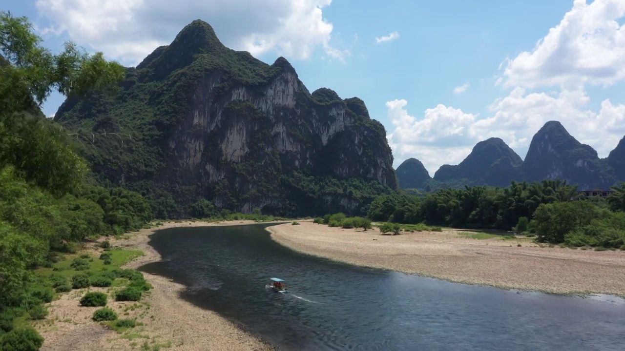 蓝天白云下桂林阳朔九马画山景区漓江两岸风光视频素材