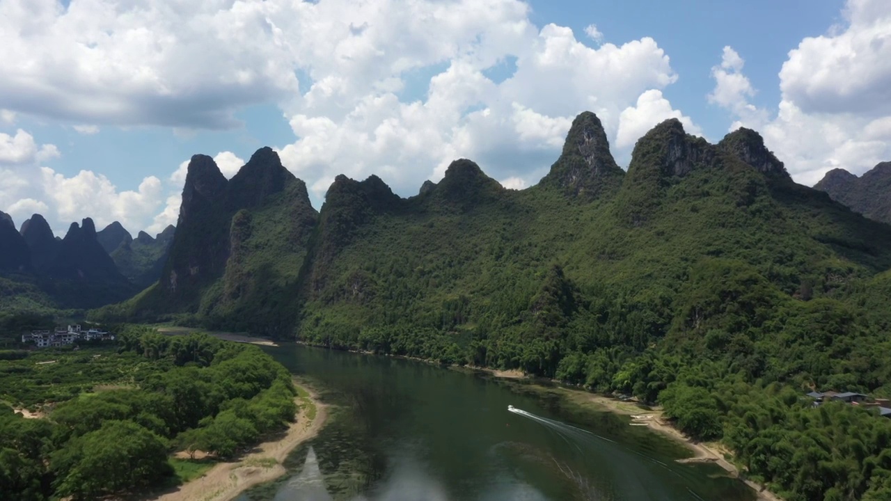 蓝天白云下桂林阳朔九马画山景区漓江两岸风光视频素材