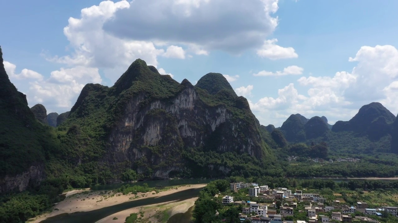 蓝天白云下桂林阳朔九马画山景区漓江两岸风光视频素材