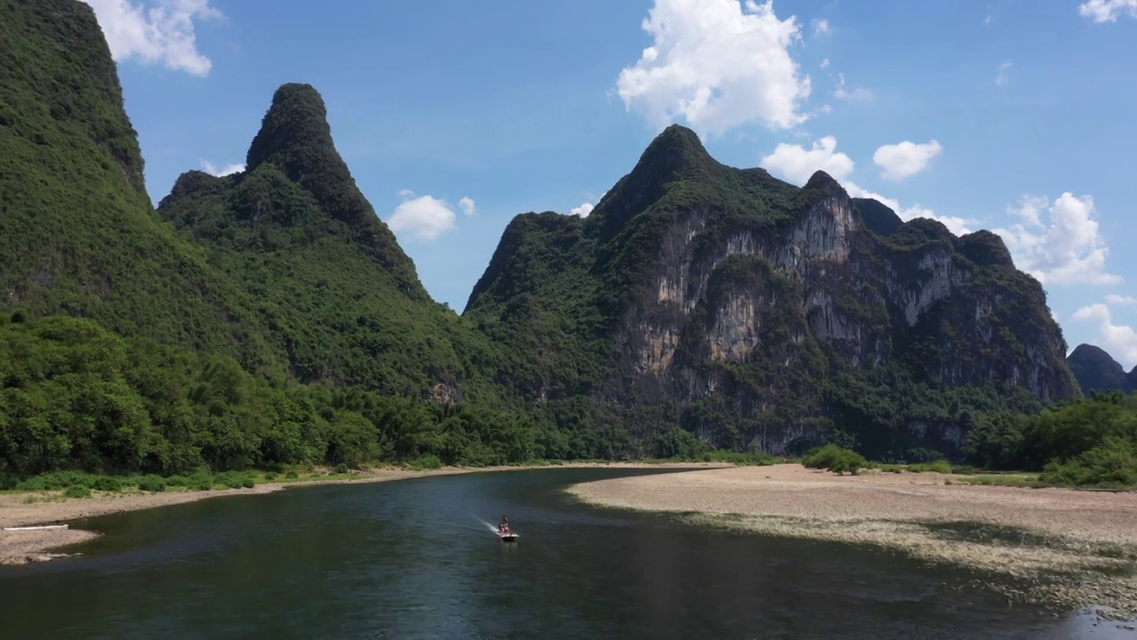 蓝天白云下桂林阳朔九马画山景区漓江两岸风光视频素材