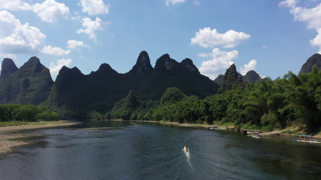 蓝天白云下桂林阳朔九马画山景区漓江两岸风光视频素材