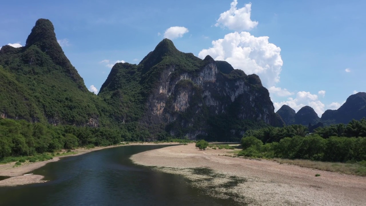 蓝天白云下桂林阳朔九马画山景区漓江两岸风光视频素材