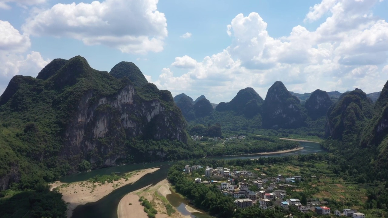 蓝天白云下桂林阳朔九马画山景区漓江两岸风光视频素材