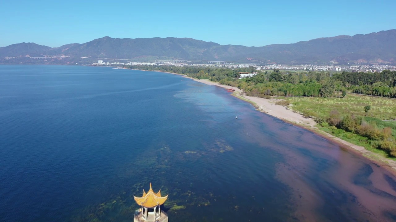 航拍夏天的中国云南玉溪抚仙湖风光视频素材