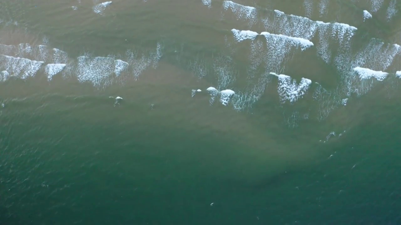 傍晚沙滩上的海浪视频素材