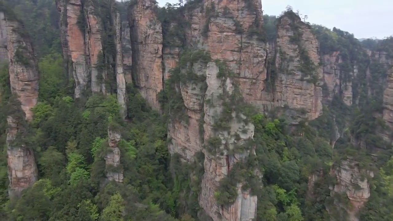 环绕拍摄张家界的山峰石柱视频素材