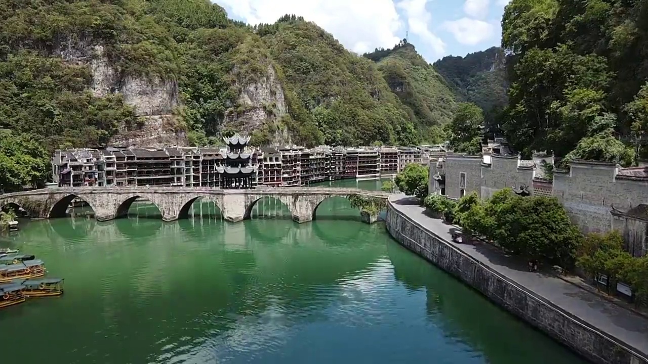 镇远古镇舞阳河上祝圣桥全景无人机航拍视频素材