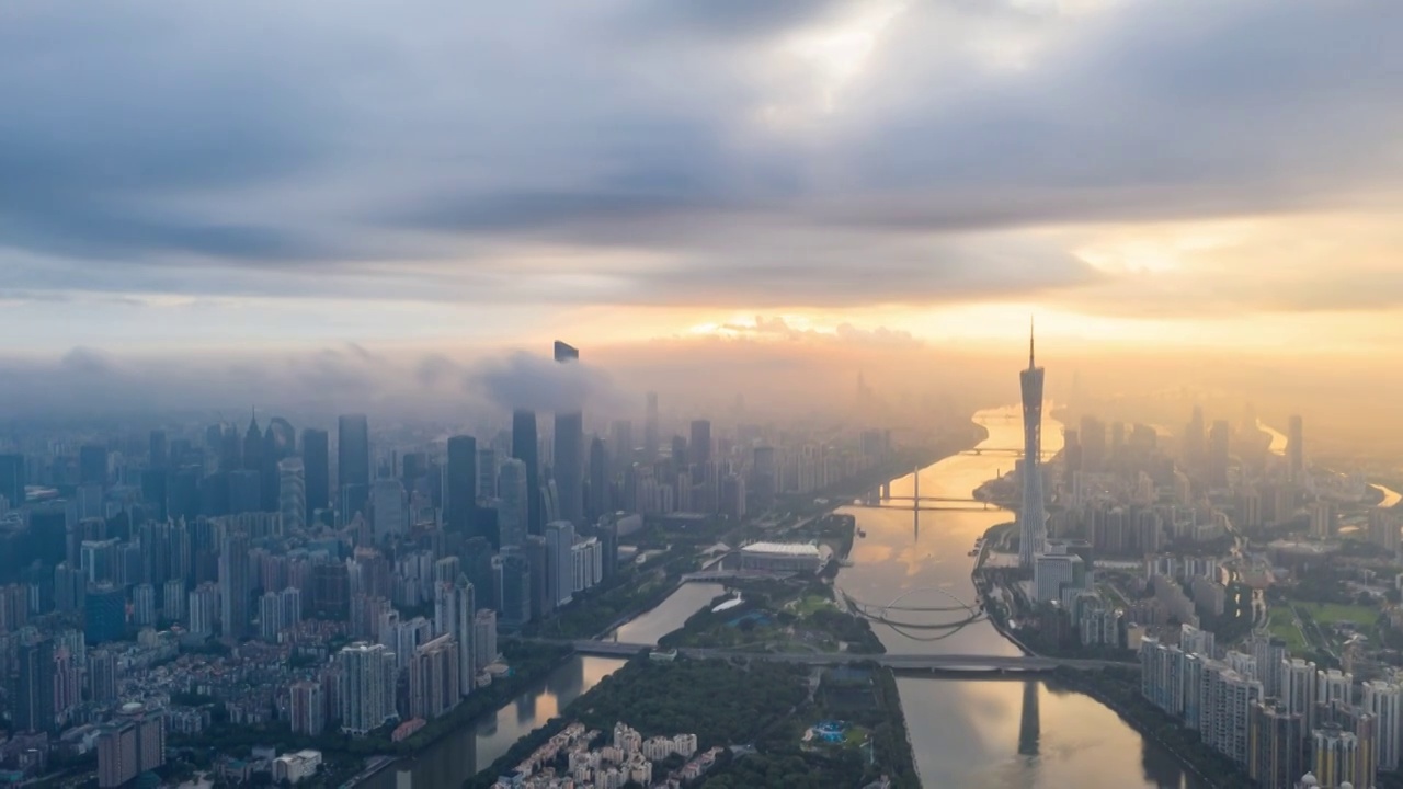 航拍广州珠江日出，金色阳光穿透云层（4K延时）视频素材