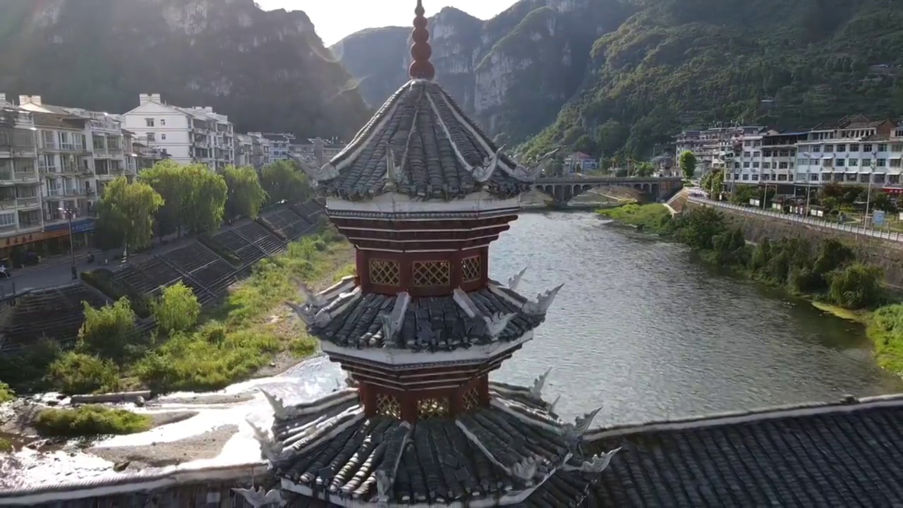 镇远古镇舞阳河上侗族风雨桥全景逆光航拍视频素材