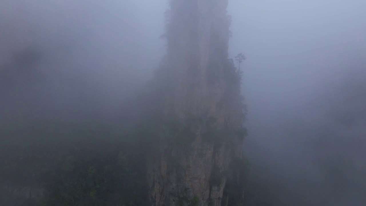 环绕拍摄张家界的石柱视频素材