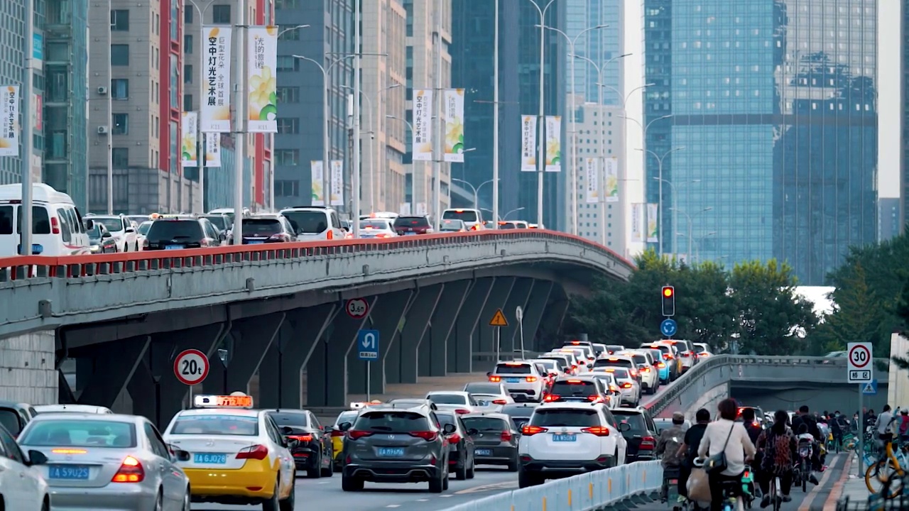 中国辽宁沈阳城市立交桥交通人群与车流视频素材