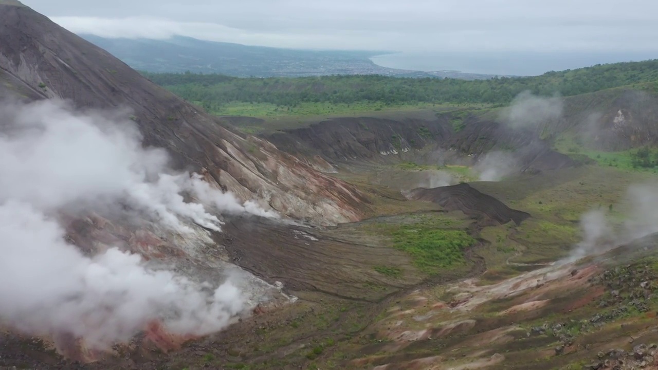 日本北海道洞爷湖昭和新山火山口夏季户外风光航拍视角视频素材