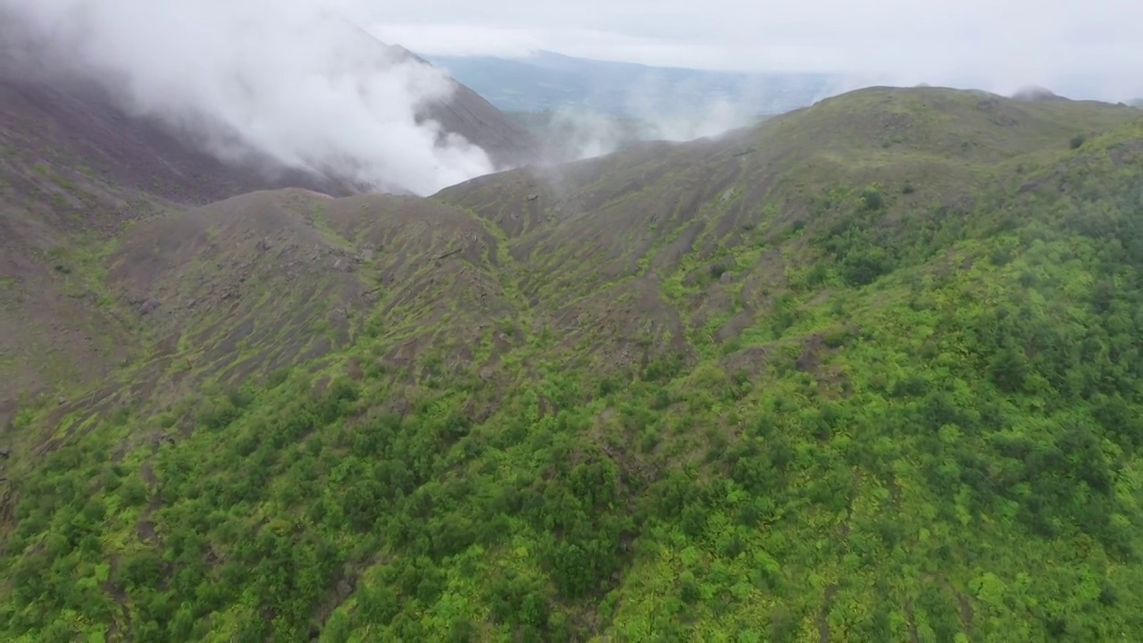 日本北海道洞爷湖昭和新山火山口夏季户外风光航拍视角视频素材