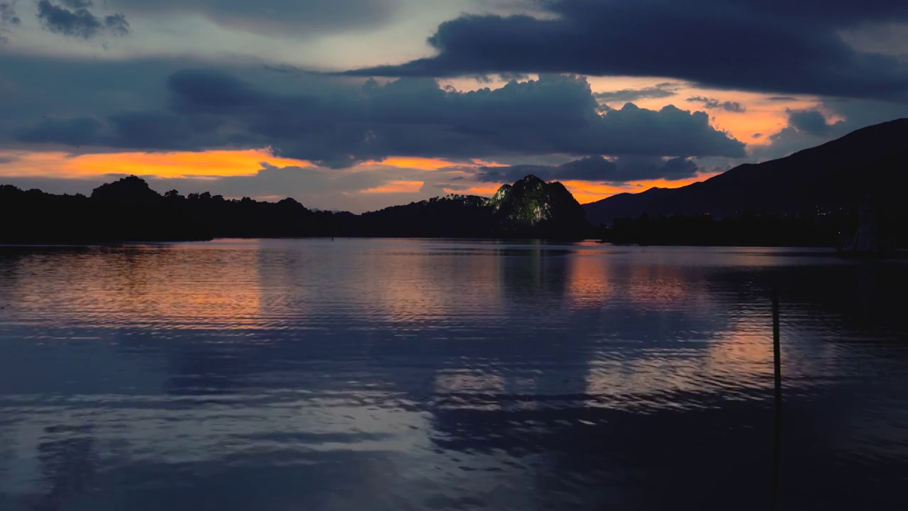 广东肇庆端州区七星岩风景区 仙女湖 卧佛含丹 日落 晚霞倒影视频素材