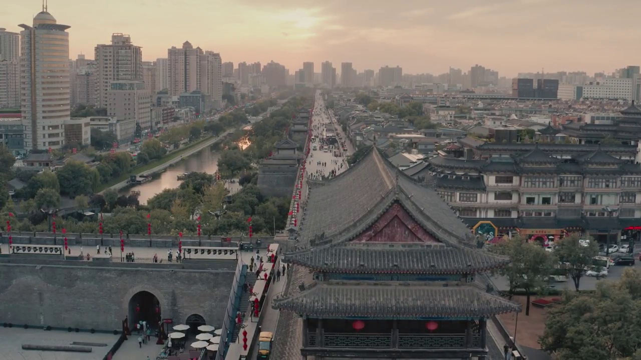 航拍暮色中的西安古城墙南门夜景风光视频素材