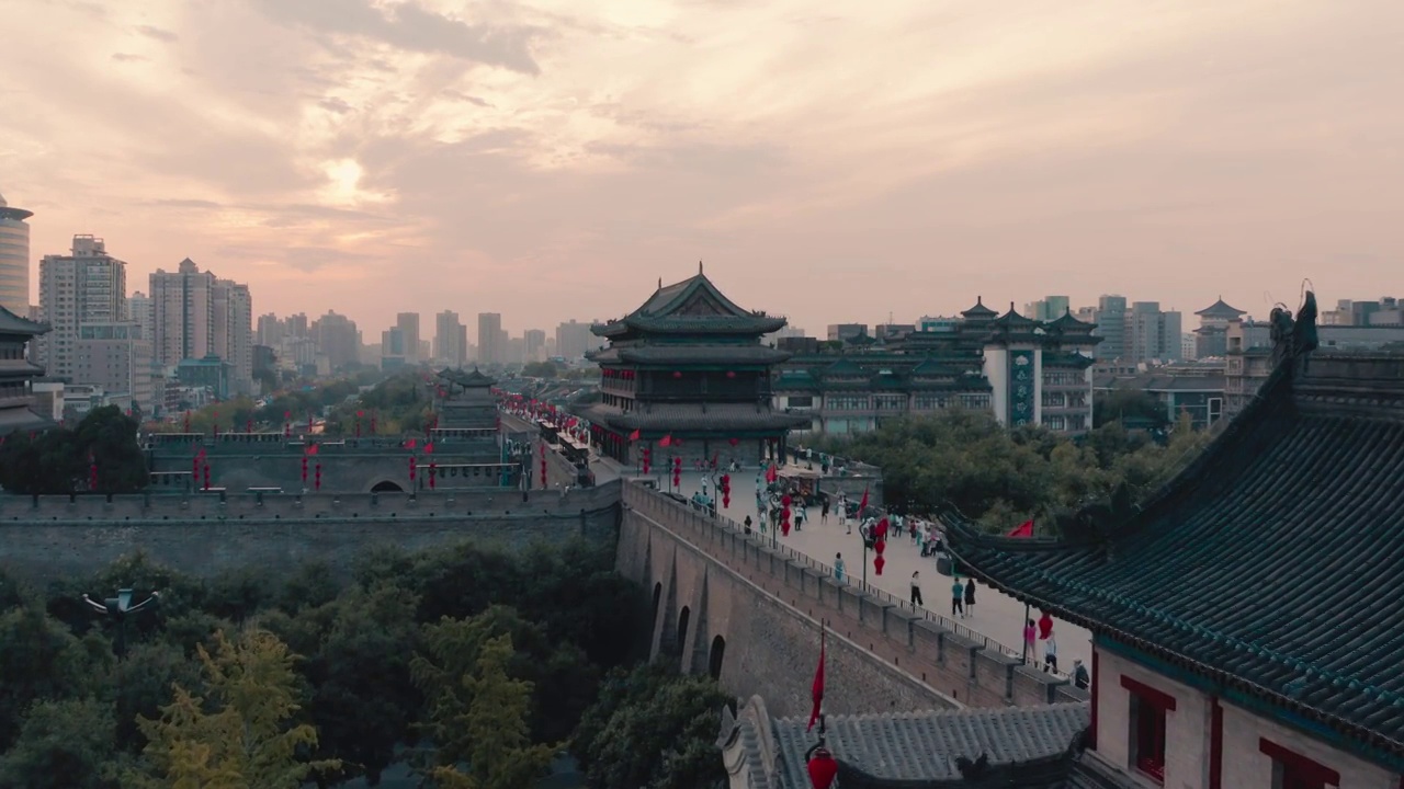 航拍暮色中的西安古城墙南门夜景风光视频素材