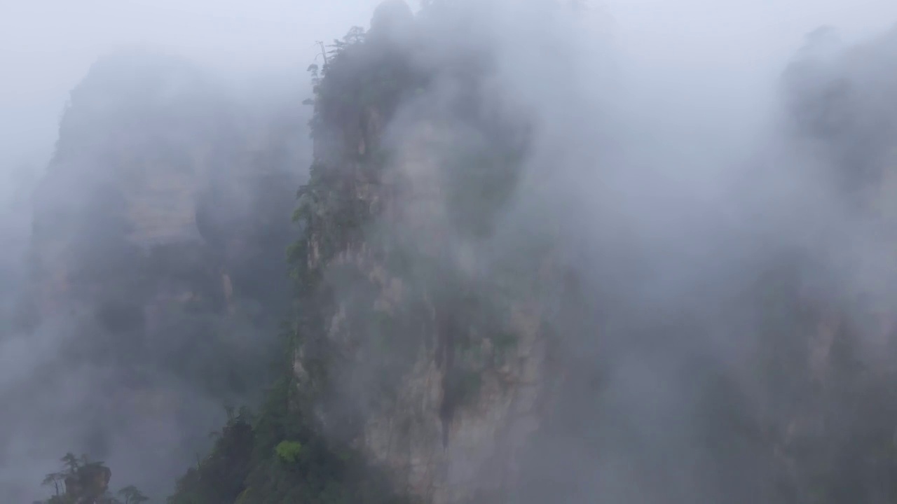 航拍云雾中的张家界石柱山峰视频素材