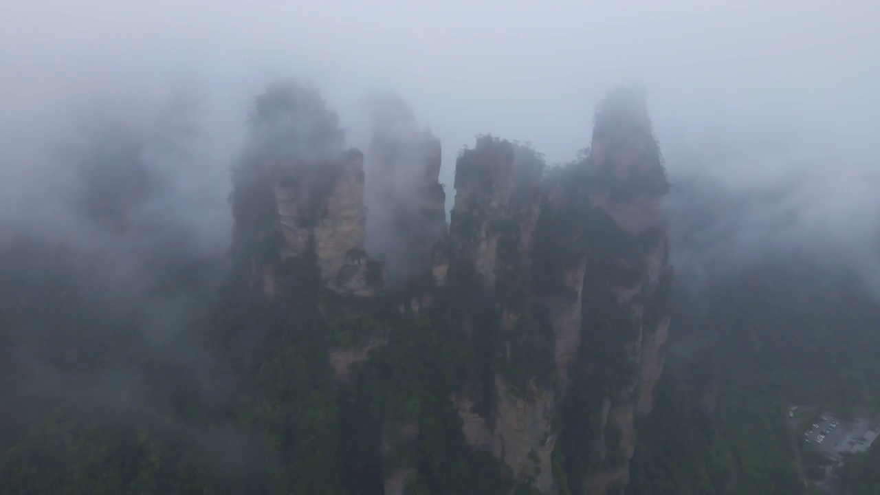 航拍云雾中的张家界石峰视频素材