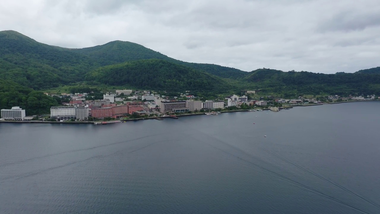 日本北海道洞爷湖畔温泉小镇夏季户外风光航拍视角视频素材