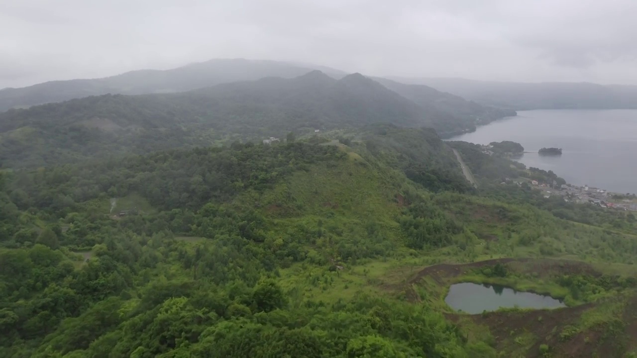 日本北海道洞爷湖畔火山口夏季户外风光航拍视角视频素材