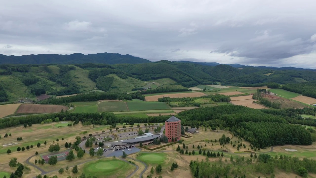 日本北海道富良野乡村田地夏季田园风光航拍视角视频素材