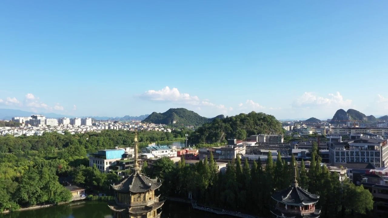 晴朗天空下桂林杉湖景区等日月双塔视频素材