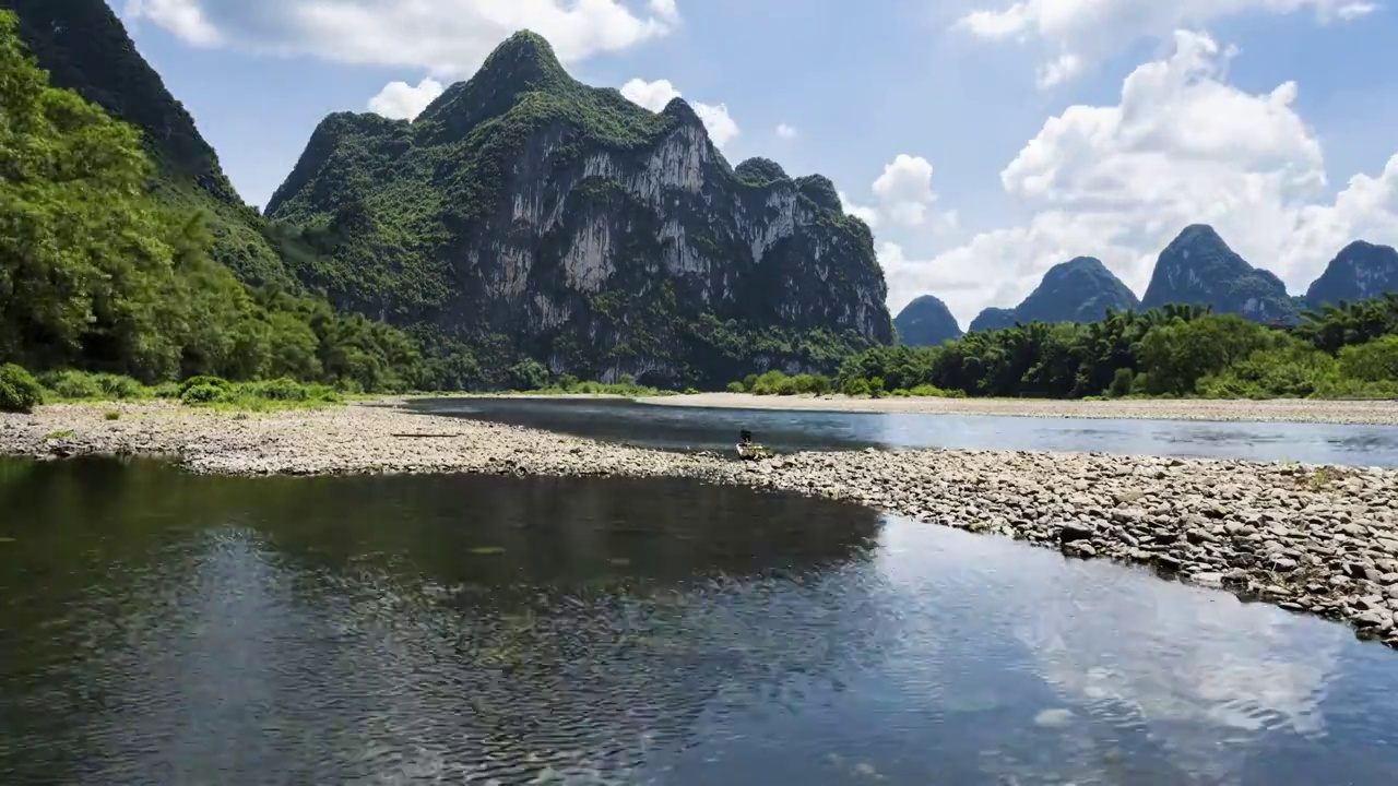 蓝天白云下桂林阳朔九马画山漓江风光视频素材