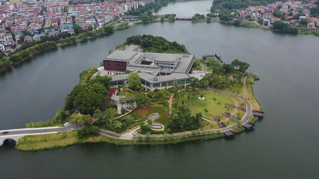 湖南省岳阳市洞庭湖旅游度假区桃树山岳阳美术馆图书馆航拍视频素材