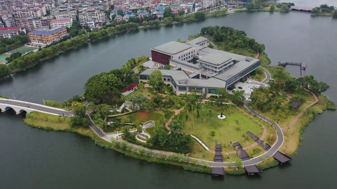 湖南省岳阳市洞庭湖旅游度假区桃树山岳阳美术馆图书馆航拍视频素材