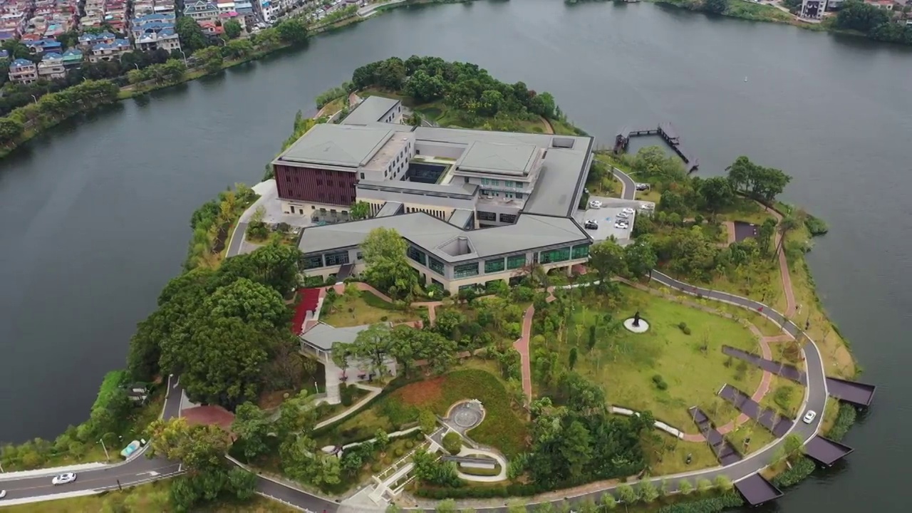 湖南省岳阳市洞庭湖旅游度假区桃树山岳阳美术馆图书馆航拍视频素材