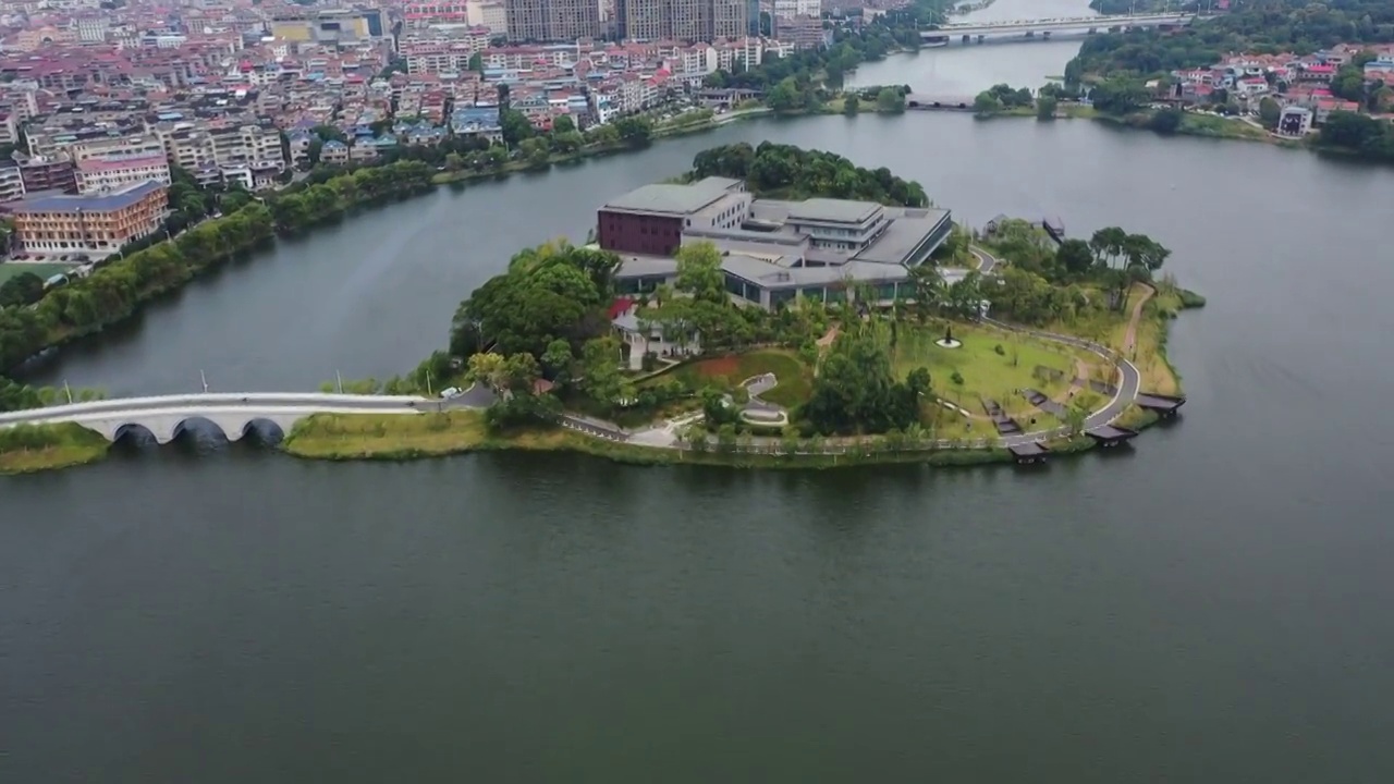 湖南省岳阳市洞庭湖旅游度假区桃树山岳阳美术馆图书馆航拍视频素材