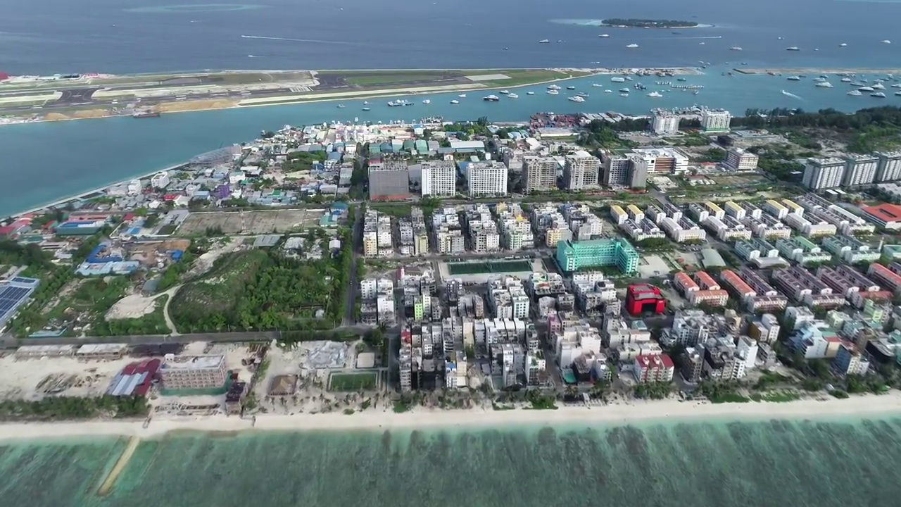 马尔代夫首都马累岛夏季城市风光与都市天际线航拍视角视频素材