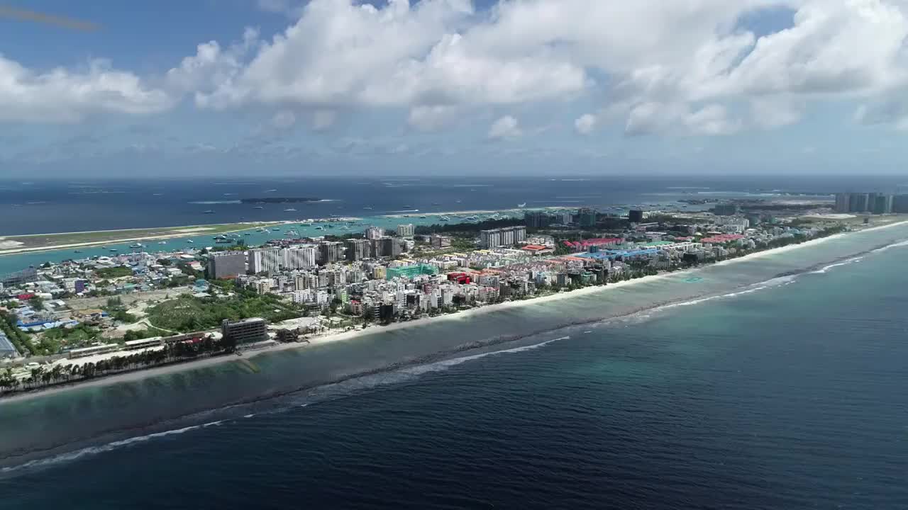 马尔代夫首都马累岛夏季城市风光与都市天际线航拍视角视频素材