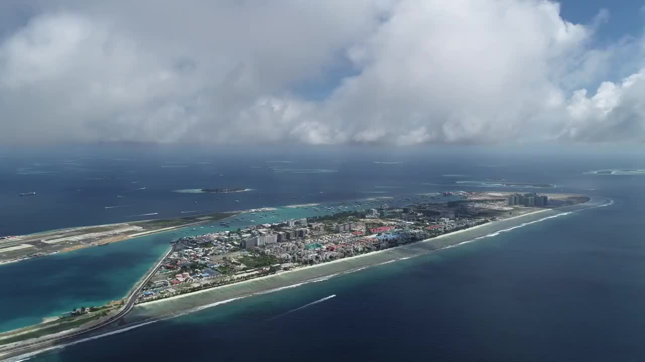 马尔代夫首都马累岛夏季城市风光与都市天际线航拍视角视频素材