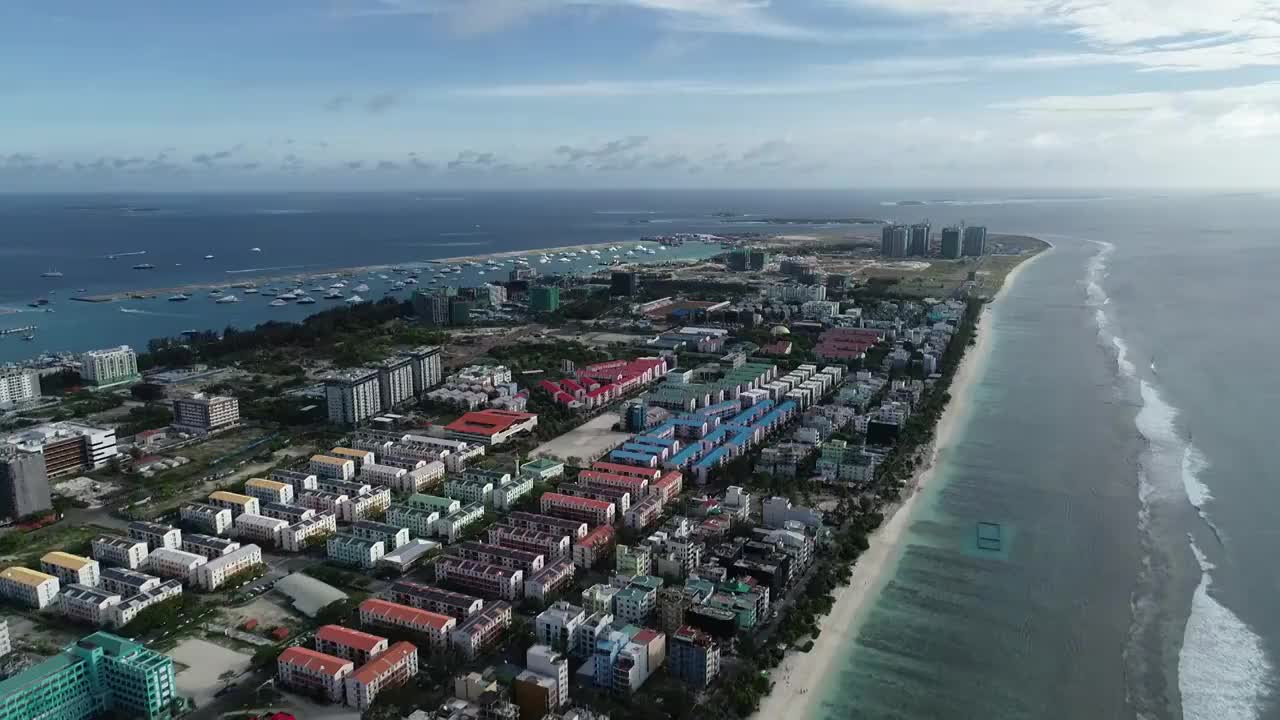 印度洋马尔代夫首都马累岛水上机场与水上飞机夏季城市风光航拍视频素材