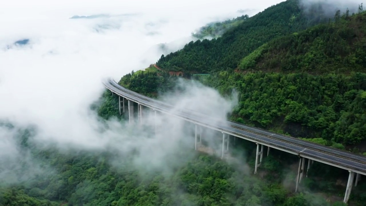 高速公路穿云而过视频下载