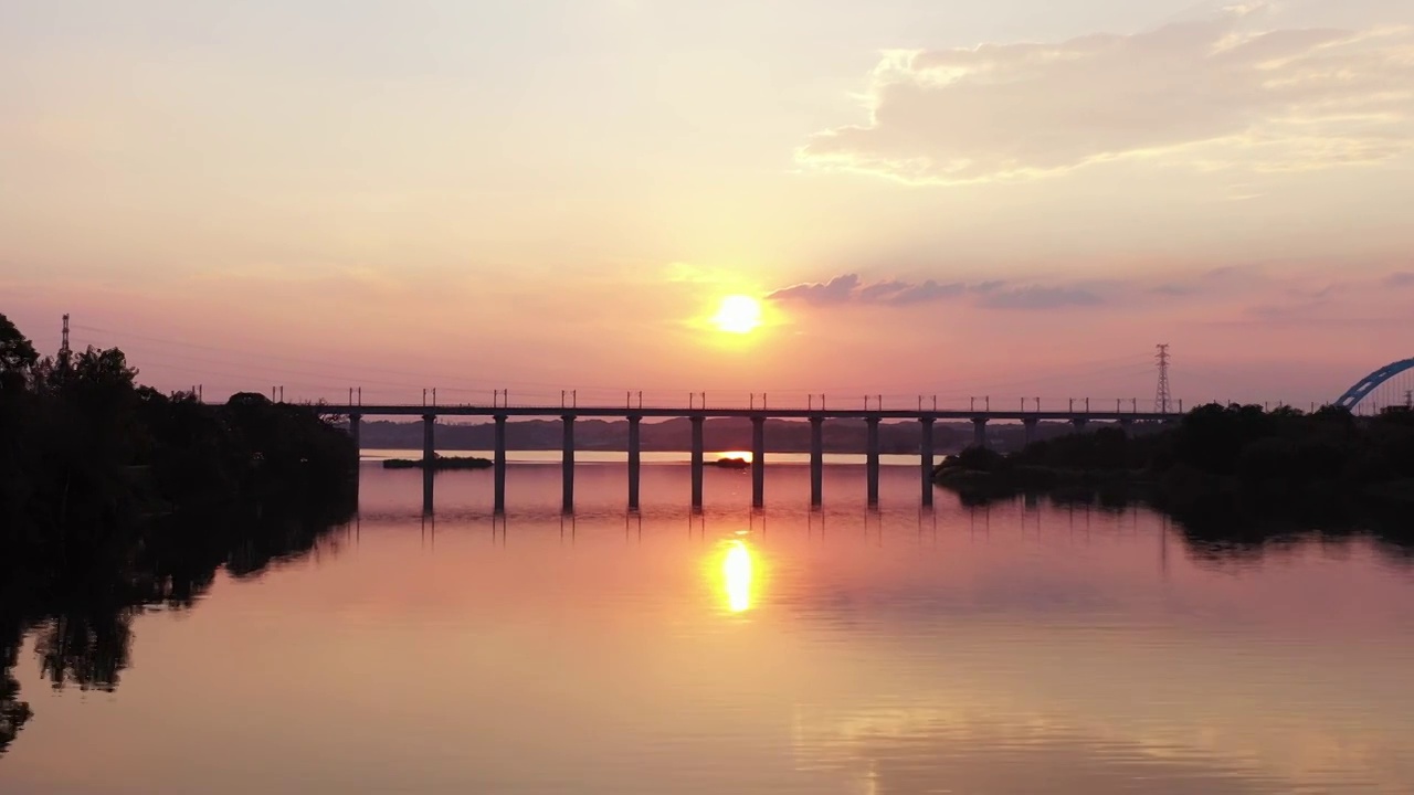 夕阳西下的吉水赣江铁路大桥视频素材