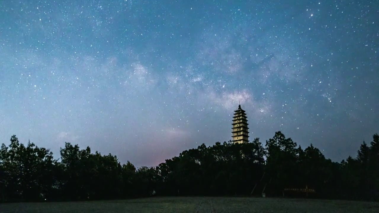 云南大理祥云水目山银拱月升星空银河延时摄影视频素材