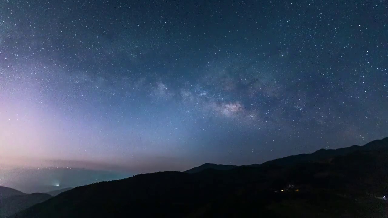 黎明前卧蚕式银河冉冉升起延时摄影 云南大理巍山山顶堂视频素材