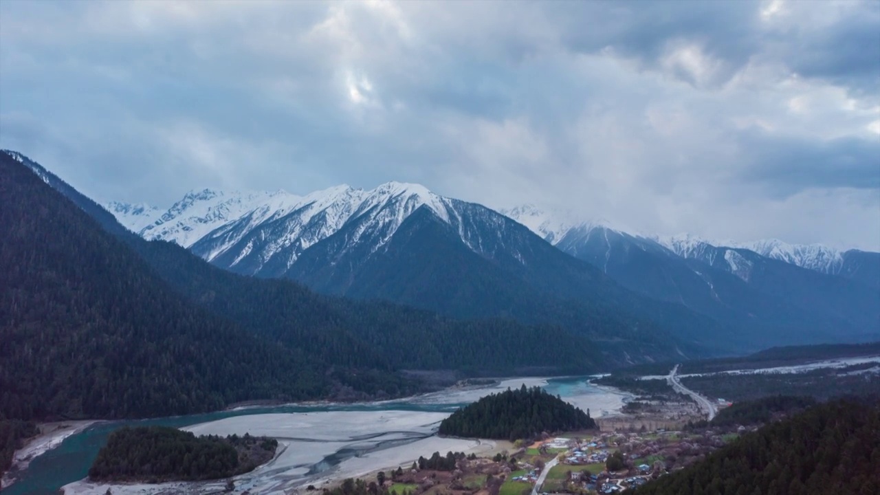 航拍西藏林芝雅鲁蔵布江河谷村庄雪山视频素材