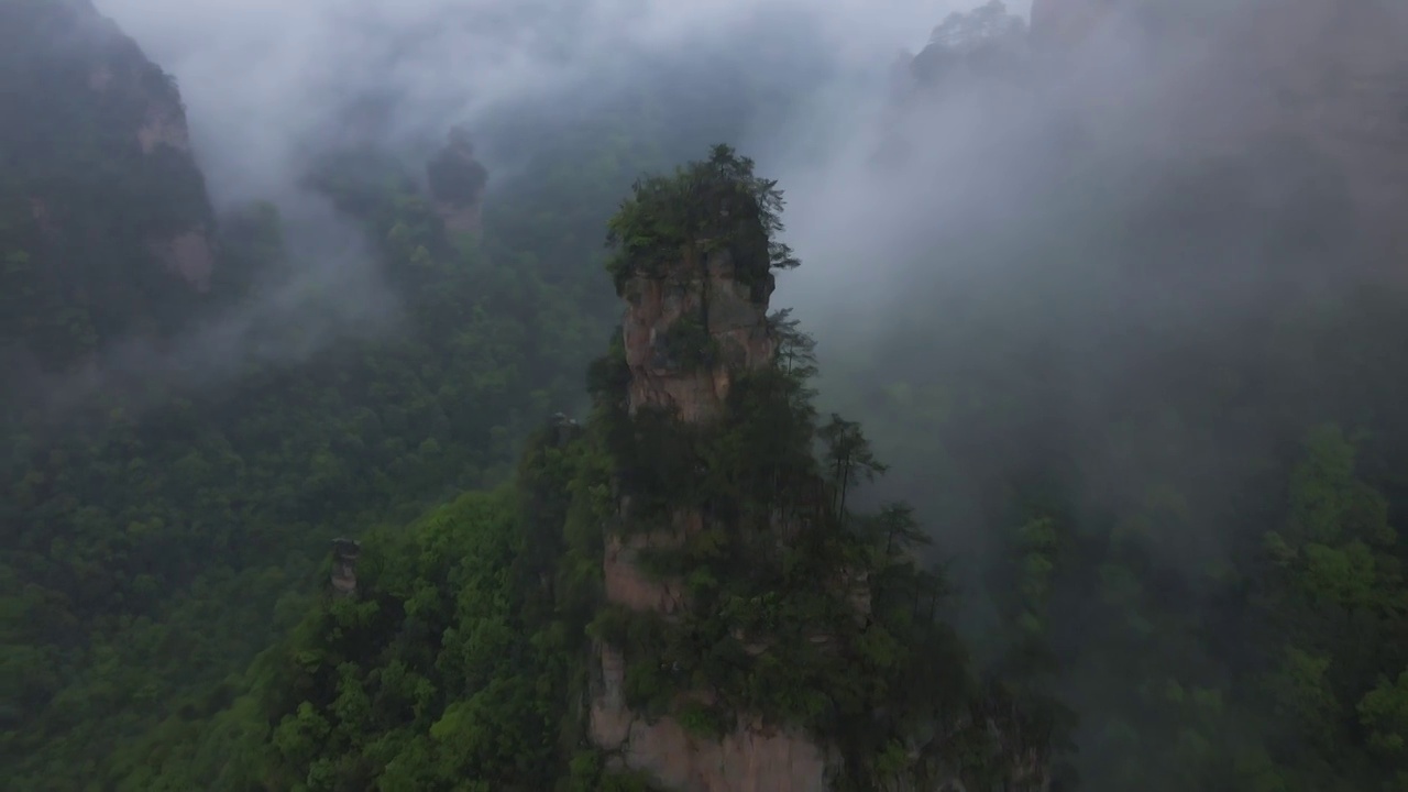 云雾中的张家界石峰视频素材