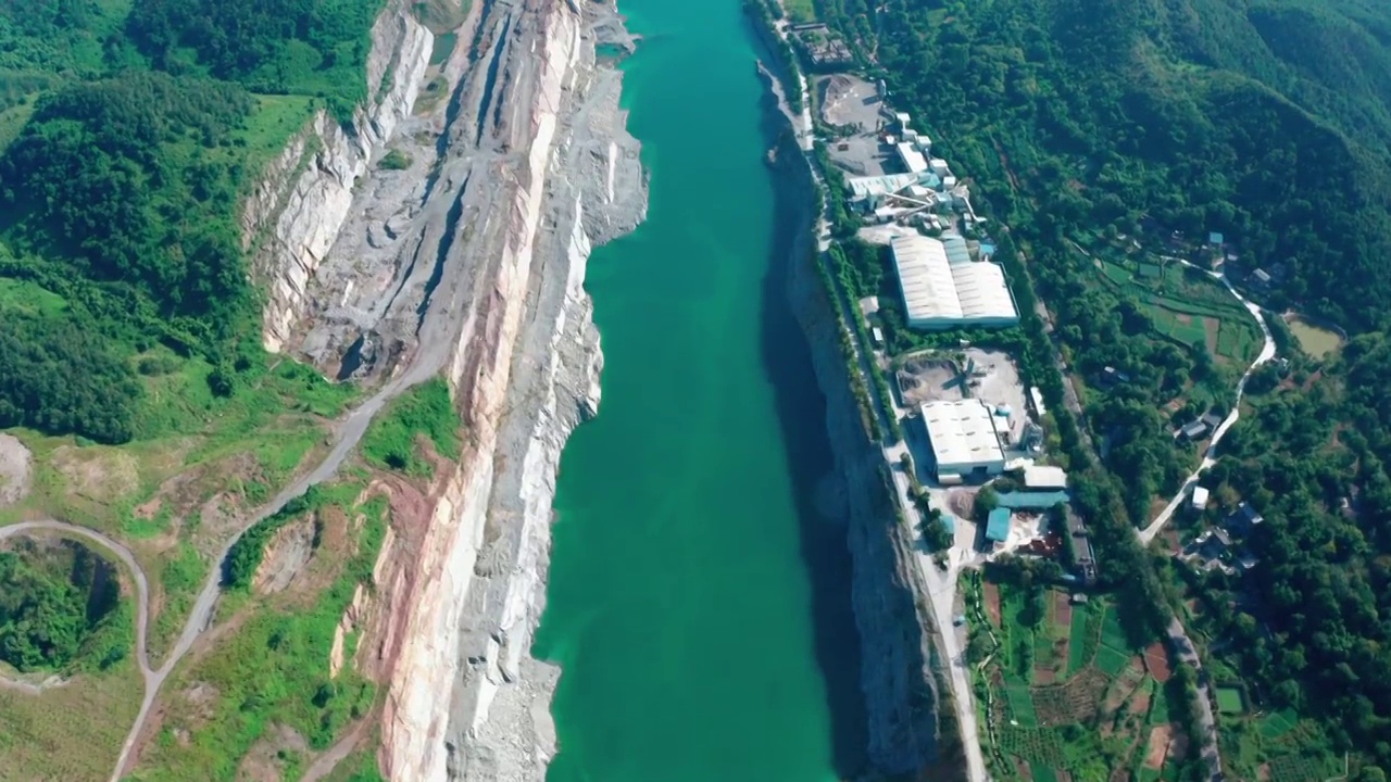 航拍重庆中梁山天池村矿坑湖视频素材