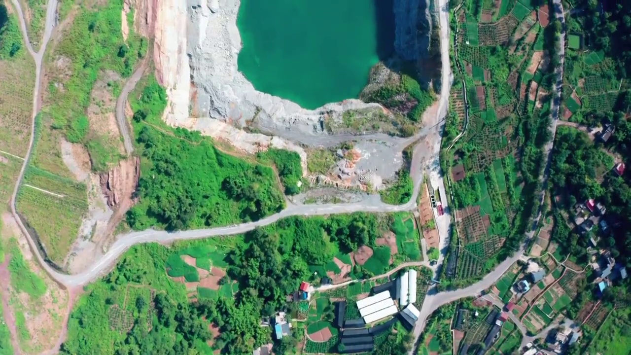 航拍重庆中梁山天池村矿坑湖视频素材